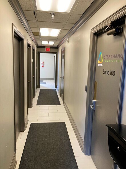 30670 Bainbridge Rd, Solon, OH à vendre - Photo intérieure - Image 3 de 7