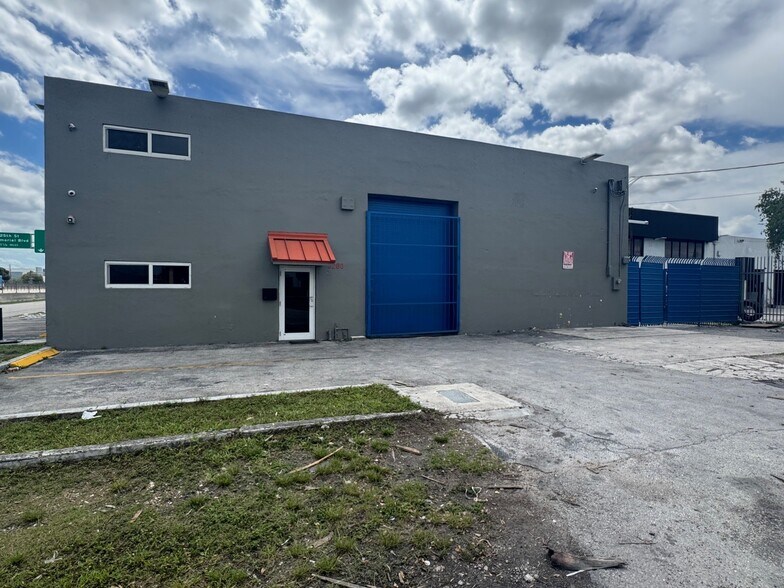 5280 NW 77th Ct, Doral, FL à louer - Photo du bâtiment - Image 3 de 15