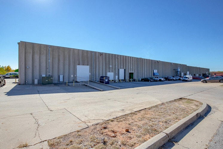 4228-4332 N Santa Fe St, Oklahoma City, OK for lease Building Photo- Image 1 of 3