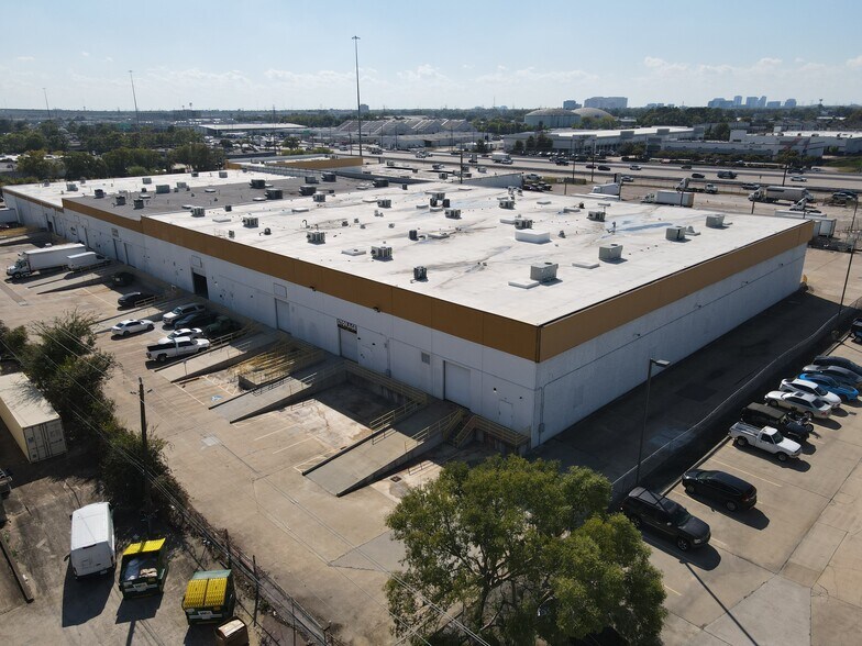 1530 W Sam Houston Pky N, Houston, TX à louer - Photo du bâtiment - Image 3 de 15