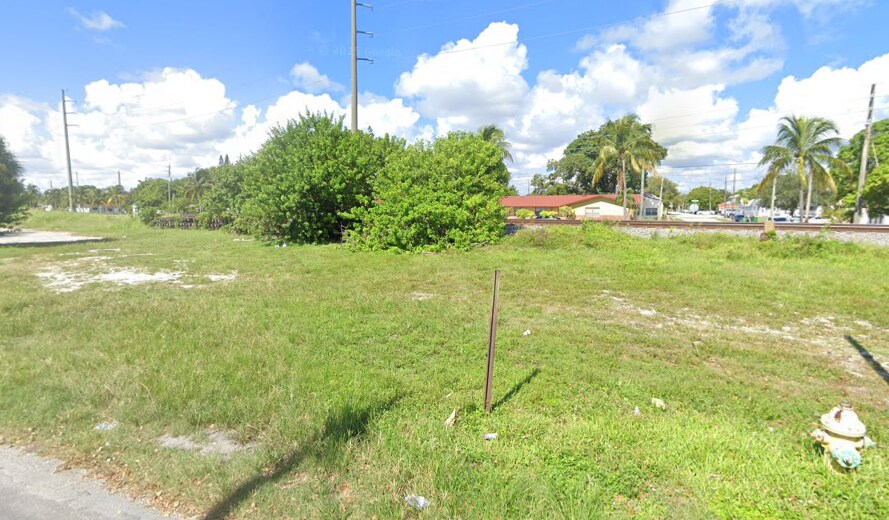 227 NW 1st Ave, Dania Beach, FL à louer - Photo du bâtiment - Image 3 de 3
