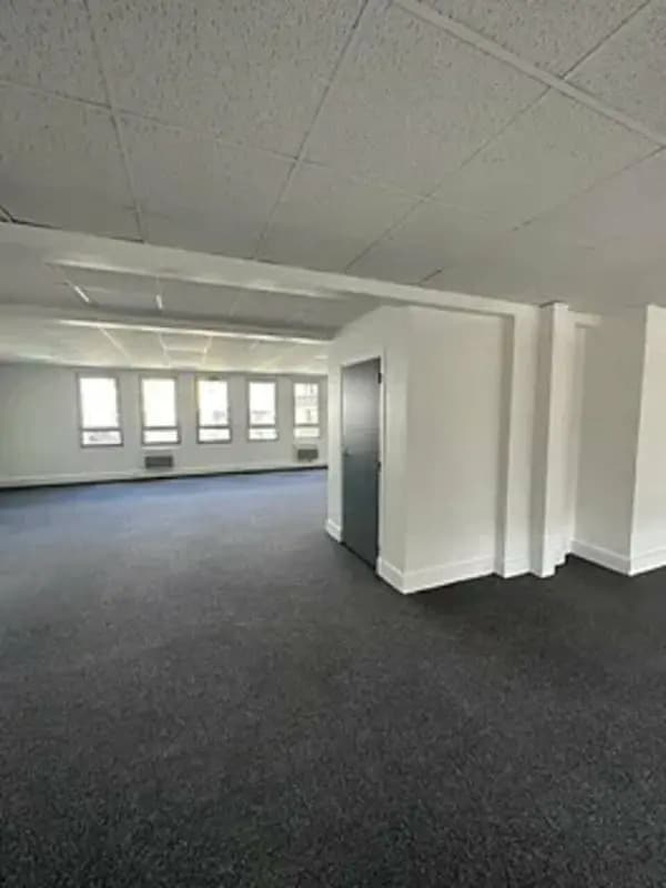 Office in Clichy for lease Interior Photo- Image 1 of 8