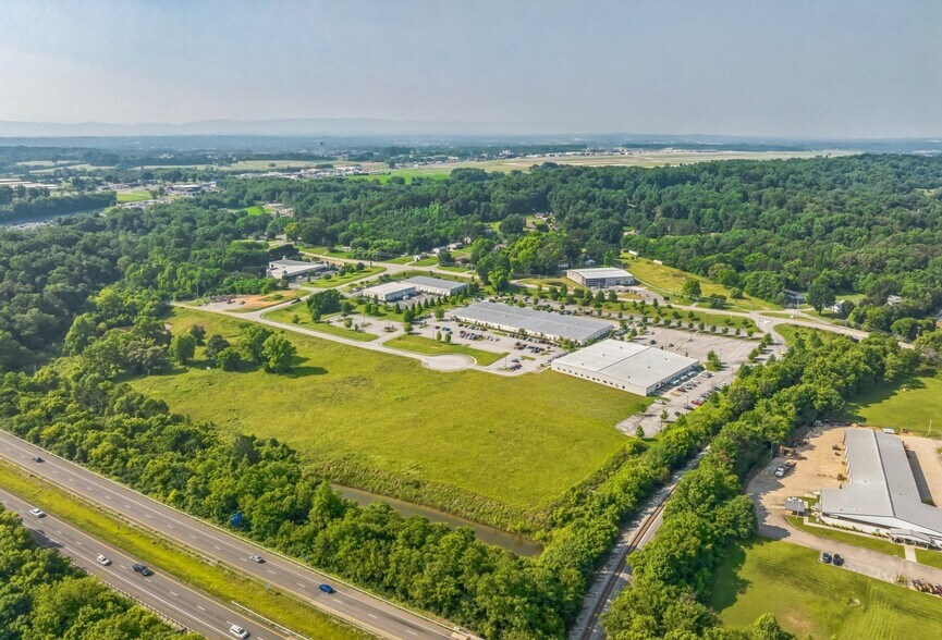 3231 N Star Cir, Louisville, TN à louer - Photo du bâtiment - Image 2 de 35