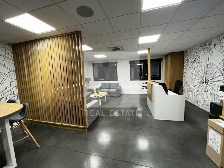 Office in Chaponnay for lease - Interior Photo - Image 2 of 6
