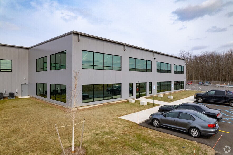 5680 Kraft Ave SE, Grand Rapids, MI for lease - Building Photo - Image 2 of 4