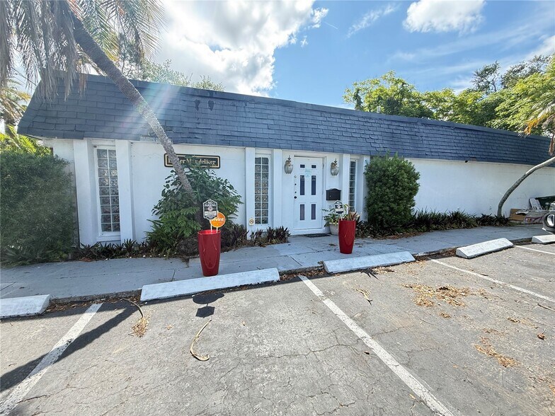 1631 W Bay Dr, Largo, FL à louer - Photo du bâtiment - Image 2 de 7