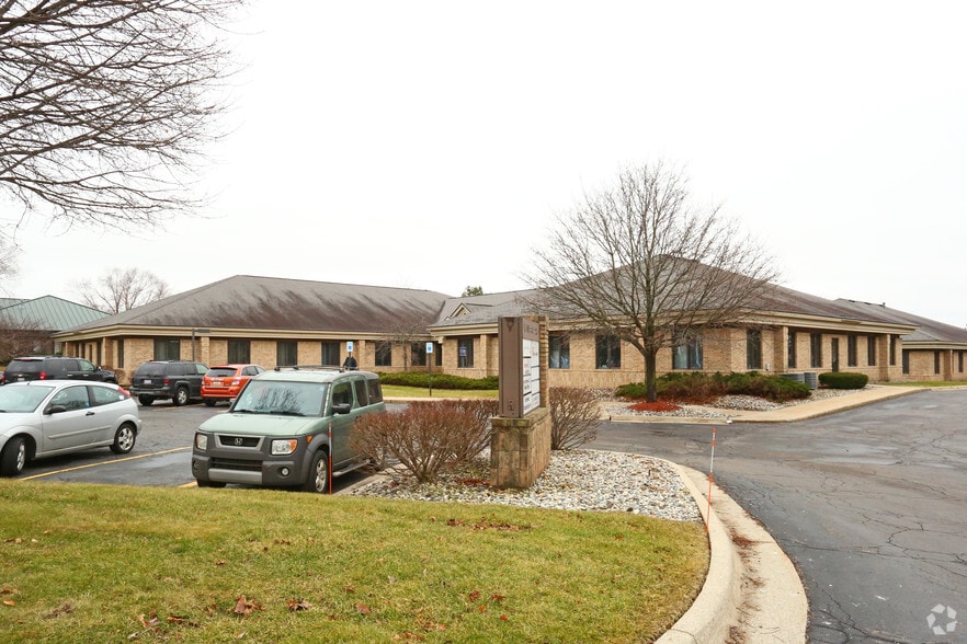 2111 University Park Dr, Okemos, MI for lease - Building Photo - Image 2 of 4