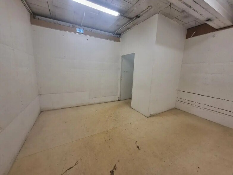 Retail in Boulogne-Billancourt for lease - Building Photo - Image 3 of 8