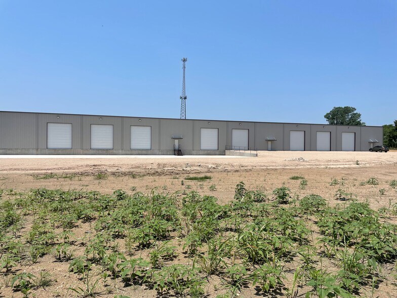 14597 N IH 35, Elm Mott, TX à louer - Photo du bâtiment - Image 3 de 9