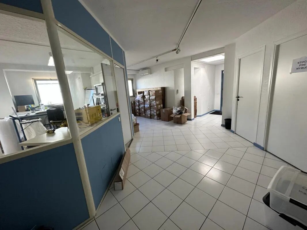 Office in Saint-Laurent-du-Var for lease Interior Photo- Image 1 of 8