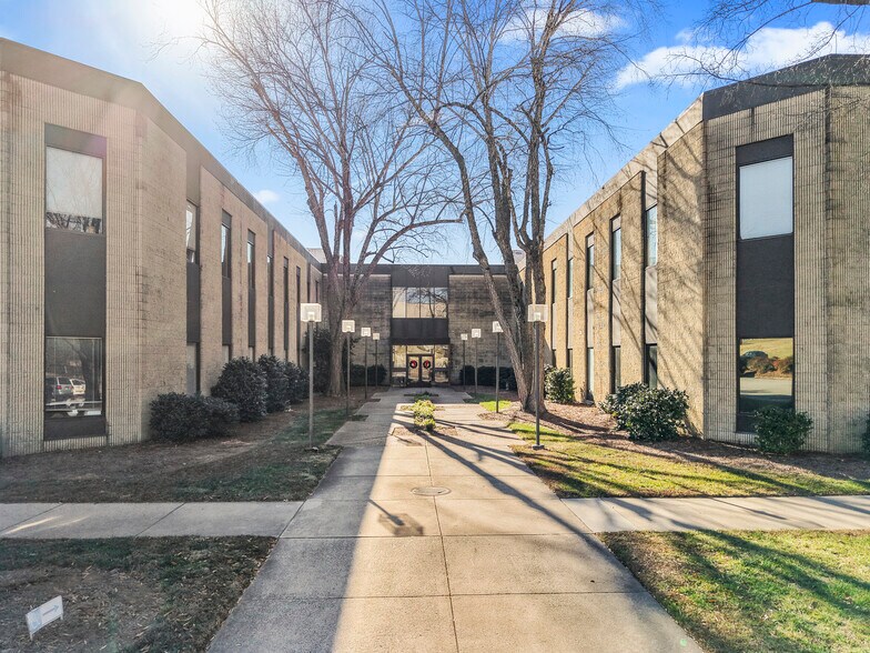 8025 North Point Blvd, Winston-Salem, NC à louer - Photo du bâtiment - Image 2 de 33