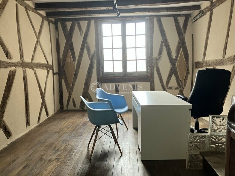 Retail in Bourges for sale - Interior Photo - Image 2 of 3