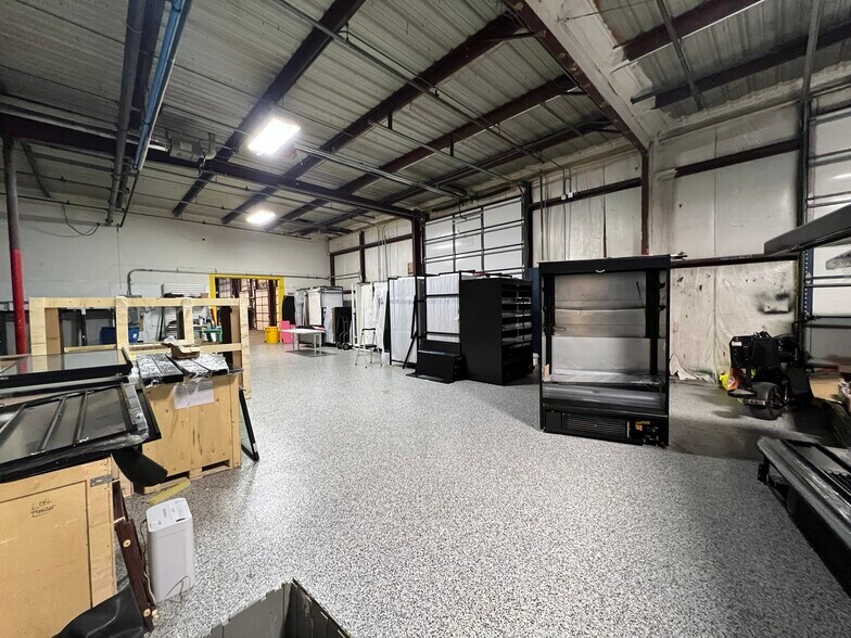 300 Commerce Dr, LaGrange, OH à vendre - Photo intérieure - Image 3 de 21