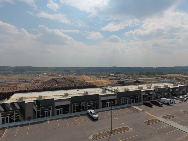 239 Griffin Rd, Cochrane, AB for lease - Building Photo - Image 2 of 10