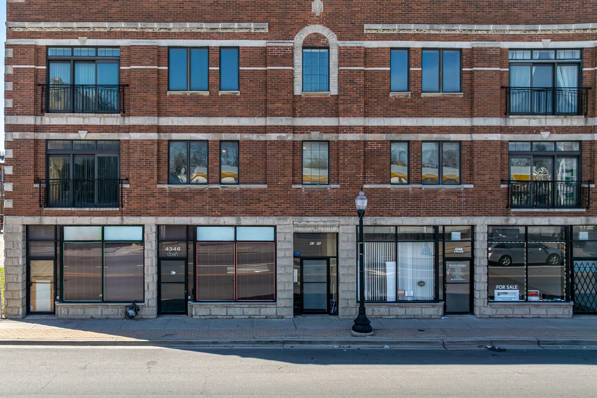 4346 N Pulaski Rd, Chicago, IL à louer Photo principale- Image 1 de 14