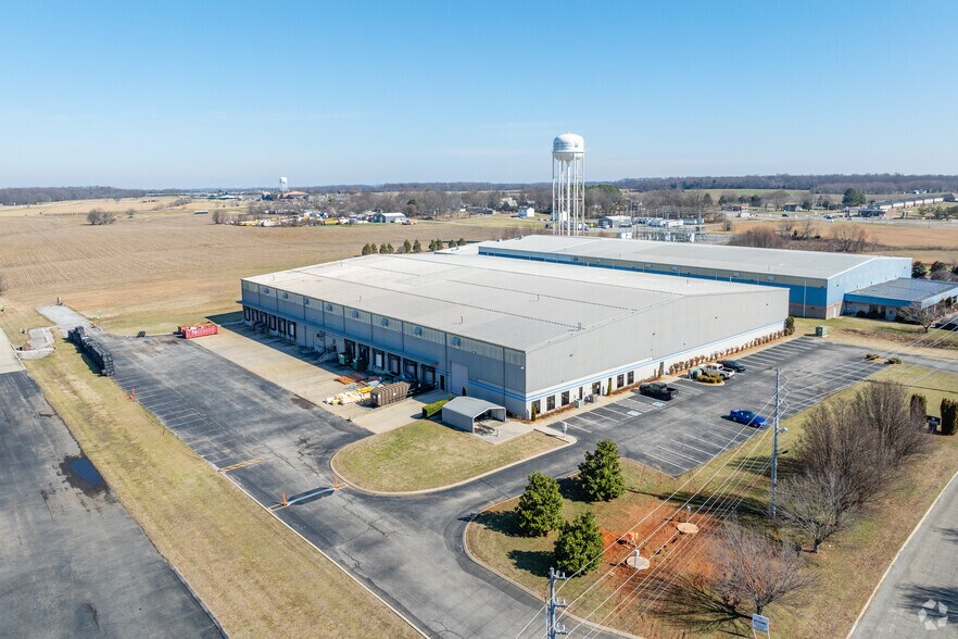 1035 Fred White Blvd, Portland, TN à louer - Photo du bâtiment - Image 2 de 4