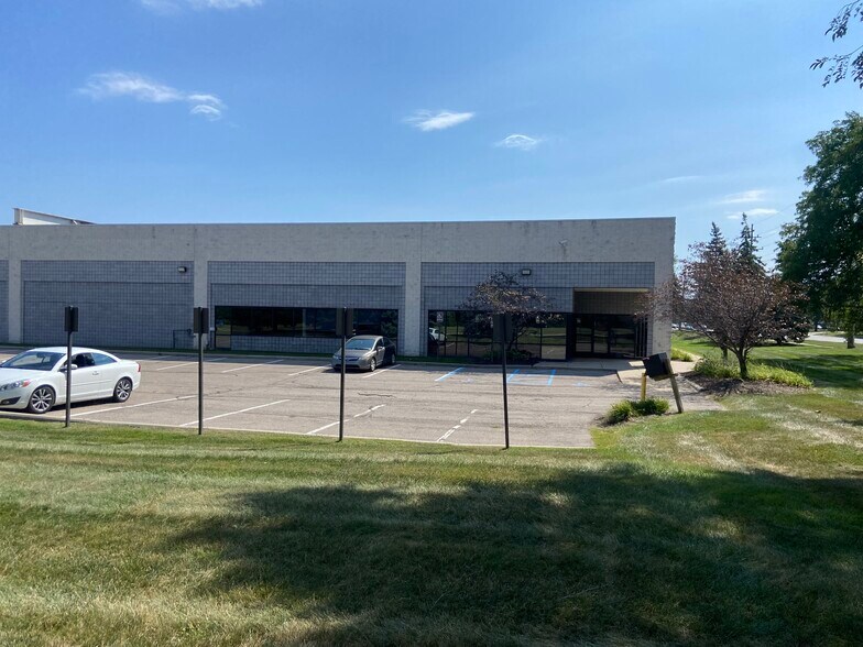 2040 Crooks Rd, Troy, MI à louer - Photo du bâtiment - Image 2 de 4