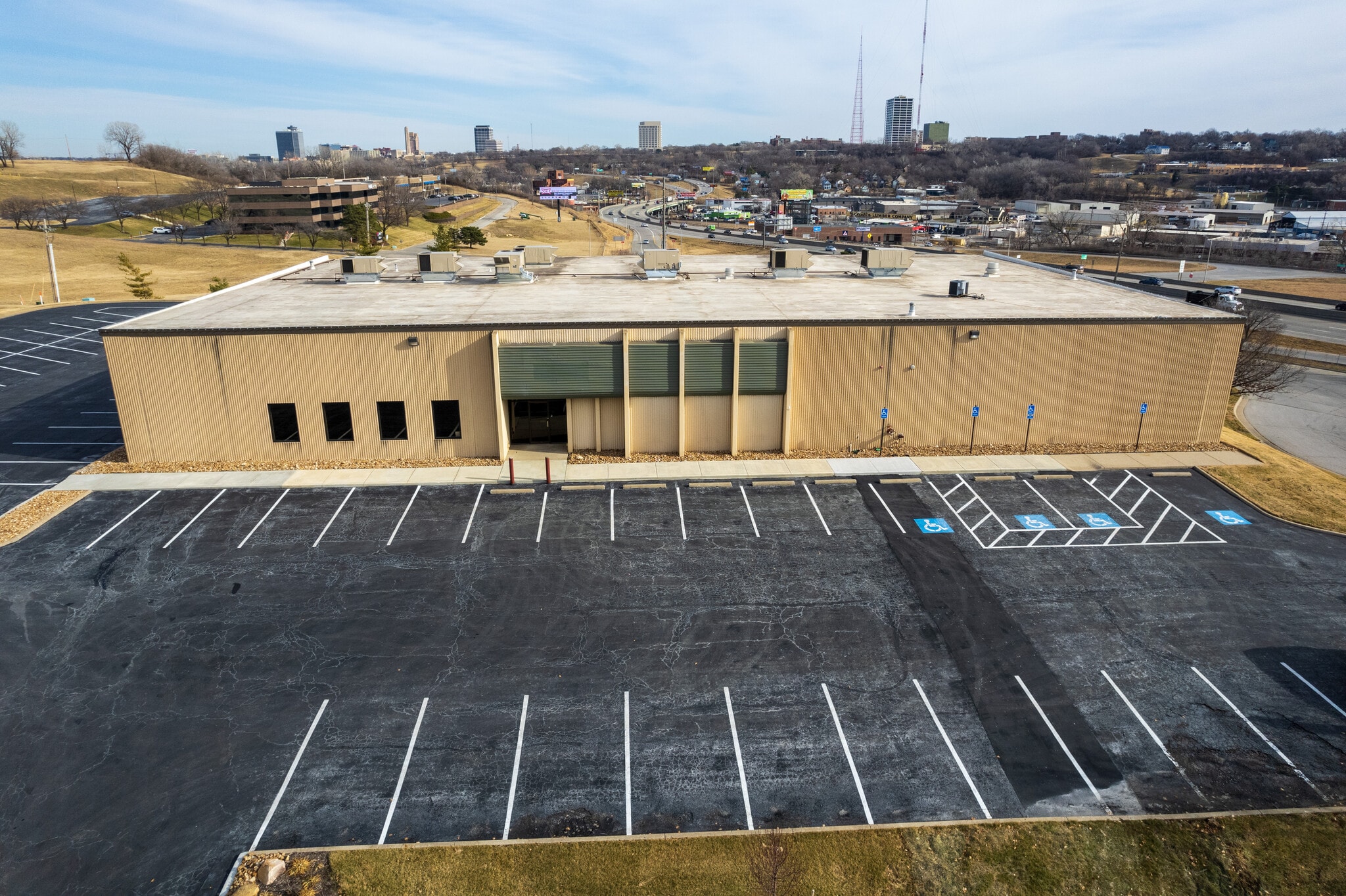 1211 W Cambridge Circle Dr, Kansas City, KS for lease Primary Photo- Image 1 of 38
