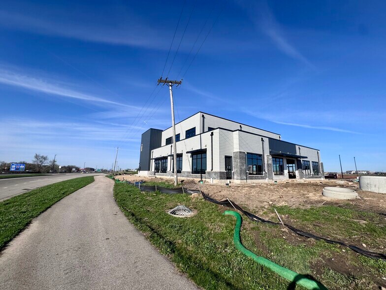 380 Schneider Rd, Sun Prairie, WI à louer - Photo du bâtiment - Image 2 de 5