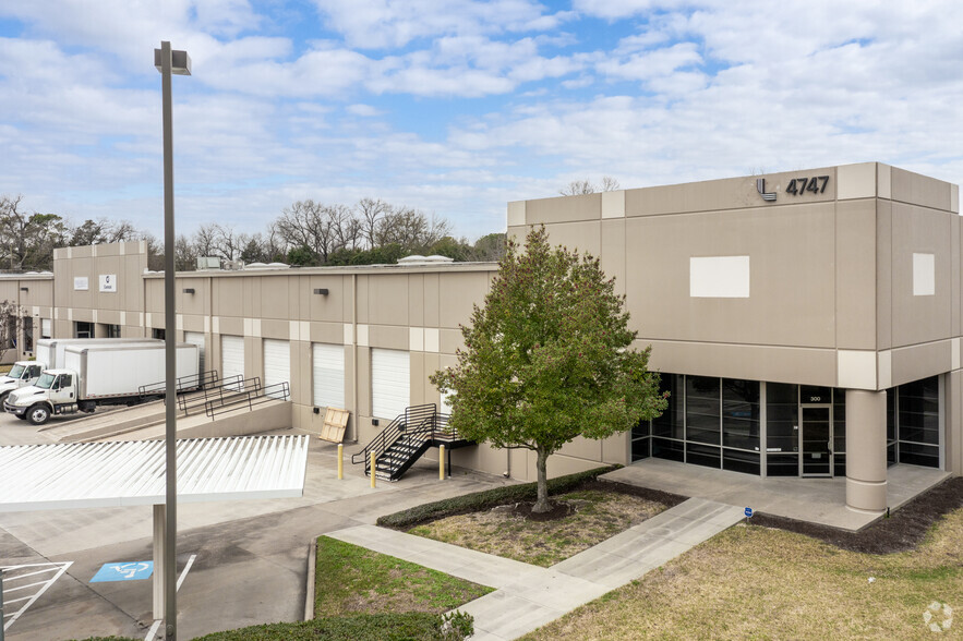 4747 S Pinemont Dr, Houston, TX for lease - Primary Photo - Image 1 of 5