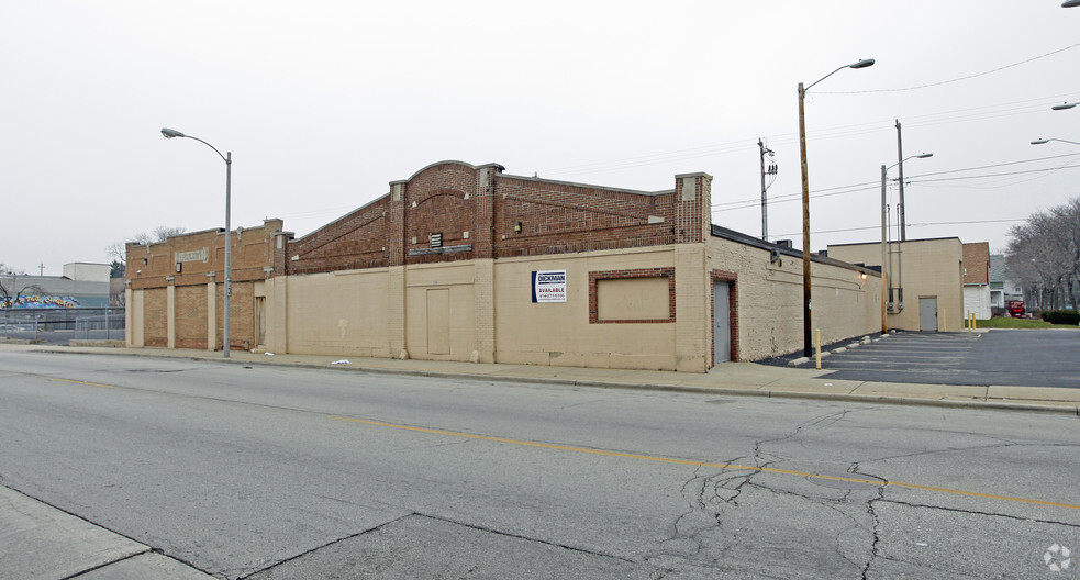 Industrial building & adjacent parking portfolio of 2 properties for sale on LoopNet.ca - Building Photo - Image 1 of 1