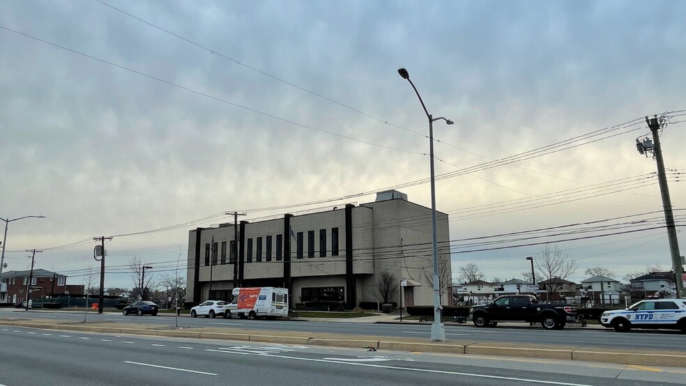 15829 Cross Bay Blvd, Howard Beach, NY à vendre - Photo du bâtiment - Image 2 de 8