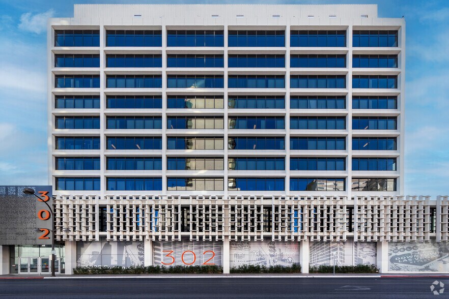 302 E Carson Ave, Las Vegas, NV à louer - Photo du bâtiment - Image 3 de 8