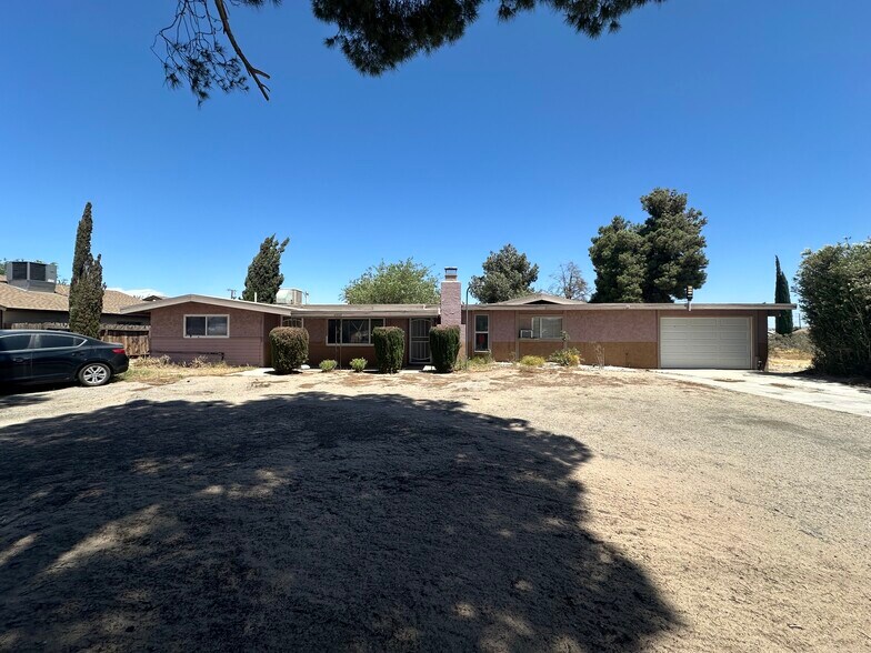 15826 Bear Valley Rd, Victorville, CA à vendre - Photo du bâtiment - Image 1 de 3