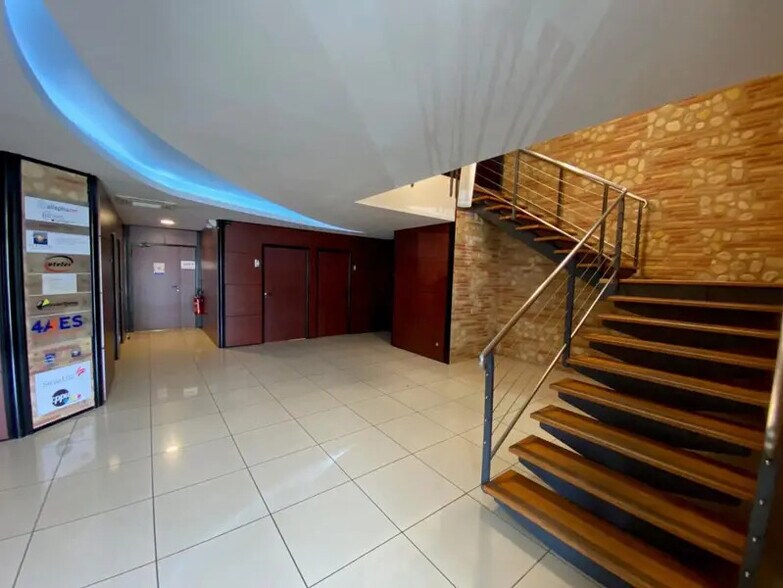 1 Rond-Point De Flotis, Saint-Jean à louer - Hall d’entrée - Image 2 de 35
