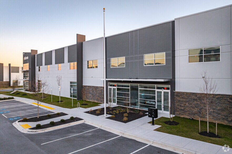 4930 Executive Ct South, Frederick, MD à vendre - Photo du bâtiment - Image 2 de 27