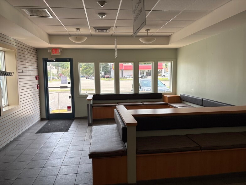 5201 Virginia Beach Blvd, Virginia Beach, VA for lease - Lobby - Image 3 of 4