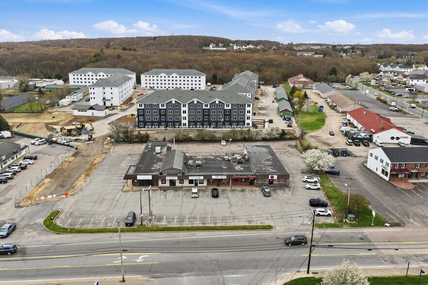 584-588 Kelley Blvd, North Attleboro, MA à vendre - Photo du bâtiment - Image 2 de 7