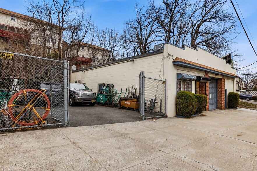 402 Mclean Ave, Yonkers, NY à vendre - Photo du bâtiment - Image 2 de 4