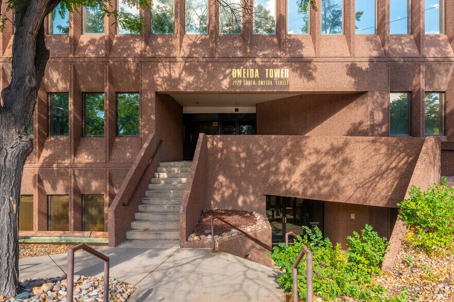 2121 S Oneida St, Denver, CO à louer - Photo du bâtiment - Image 1 de 6