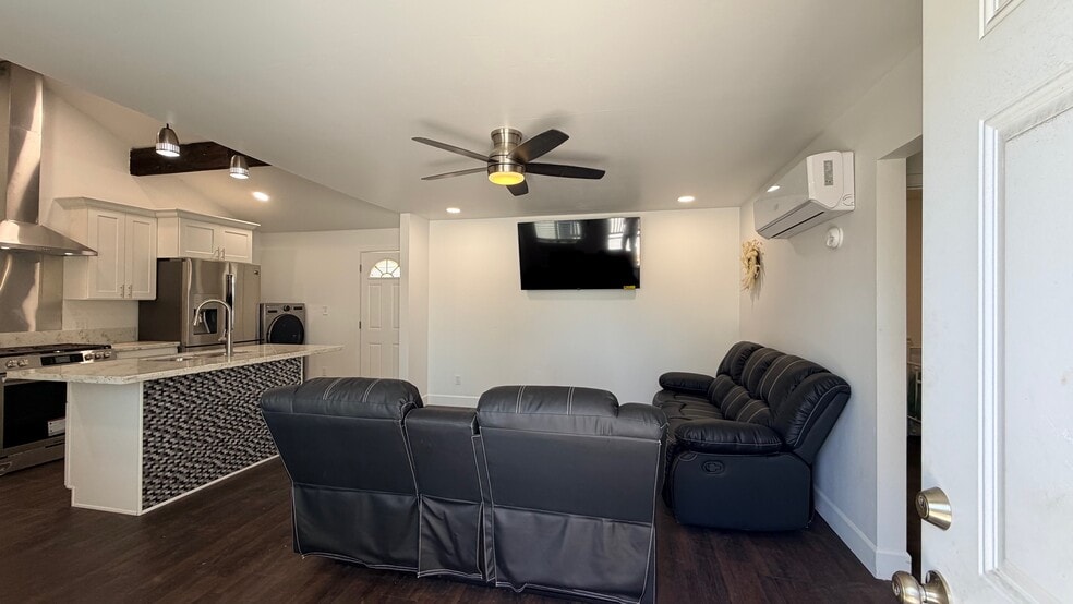 1012 E Mineral King Ave, Visalia, CA for sale - Interior Photo - Image 3 of 24