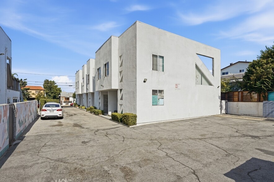 6846 Gentry Ave, North Hollywood, CA à vendre - Photo du bâtiment - Image 3 de 7
