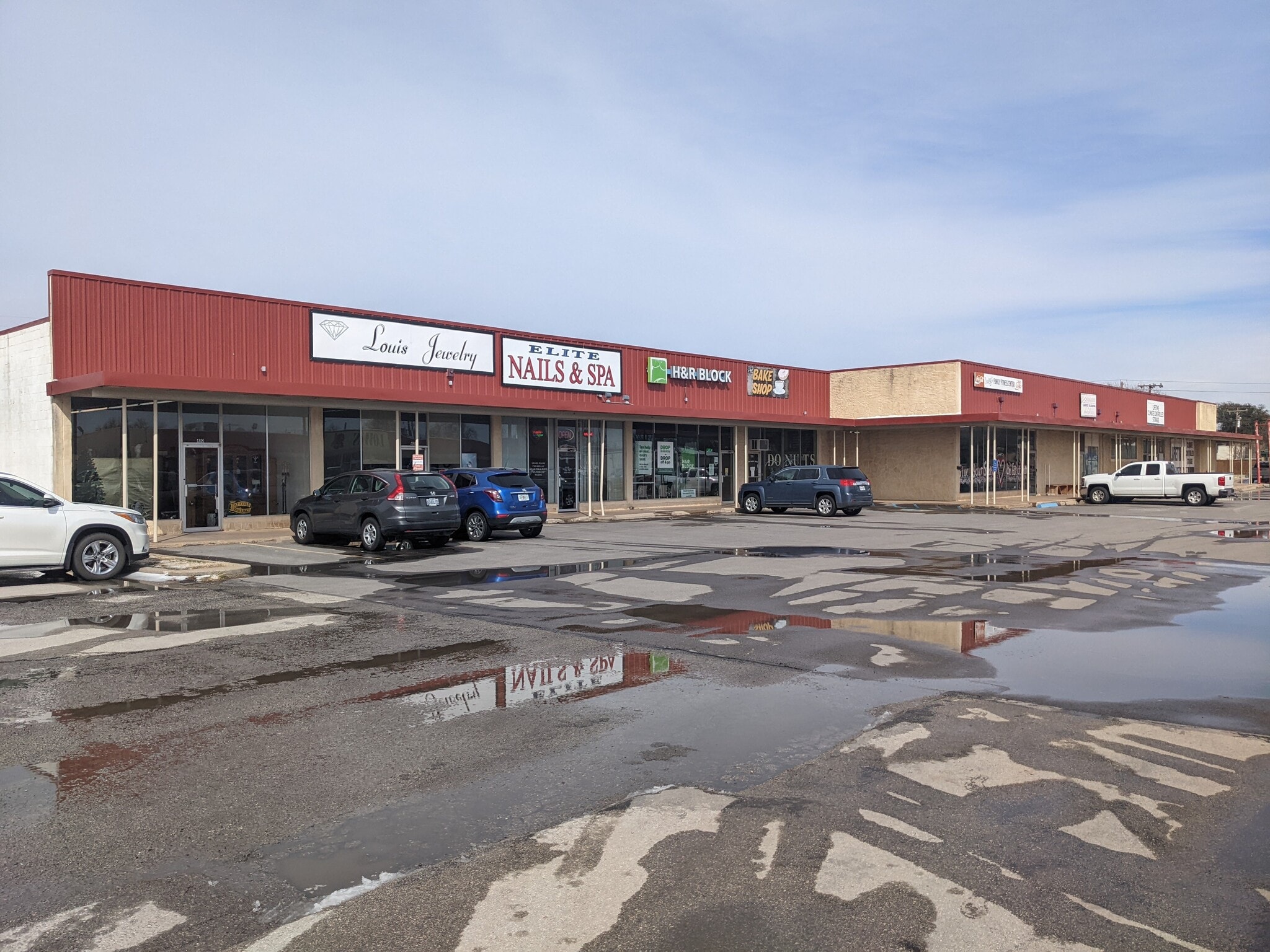 400 W Park Ave, Iowa Park, TX for lease Building Photo- Image 1 of 7