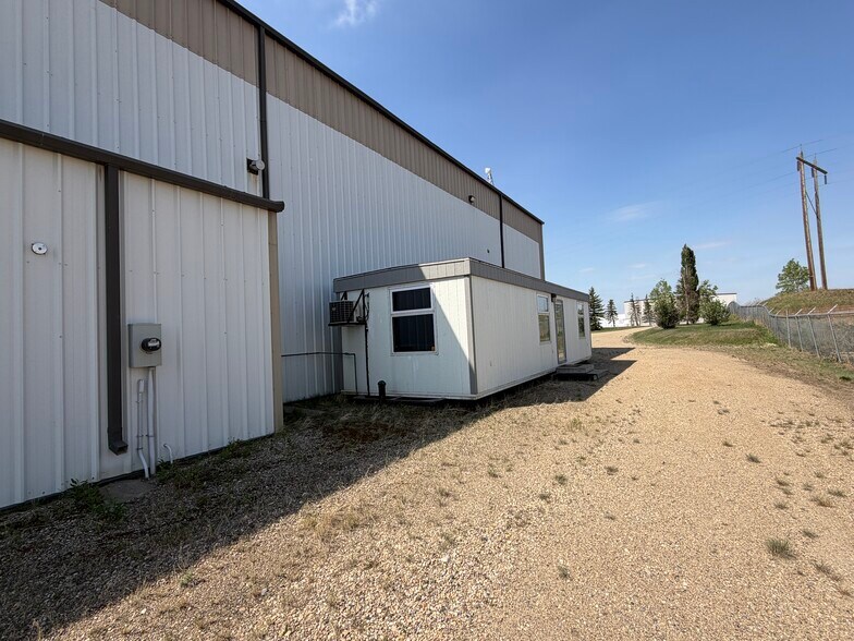 11 & 13 - 27123 Highway 597, Blackfalds, AB à vendre - Photo du bâtiment - Image 2 de 17