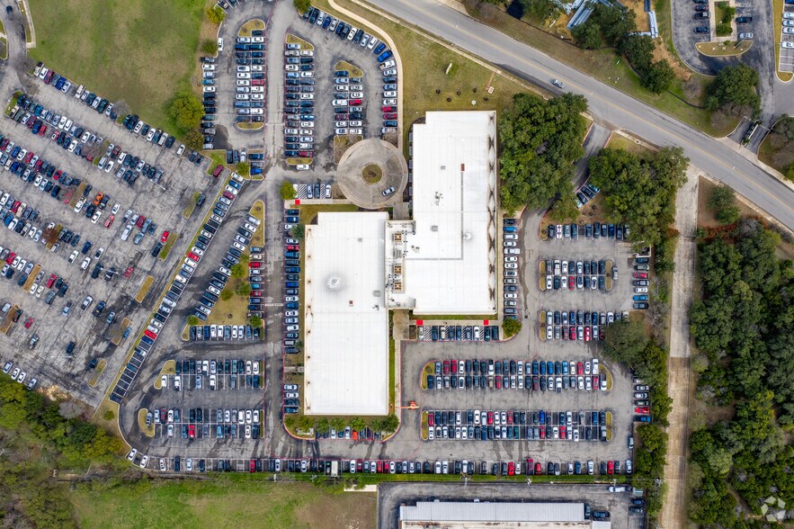 5859 Farinon Dr, San Antonio, TX à vendre - Aérien - Image 2 de 5