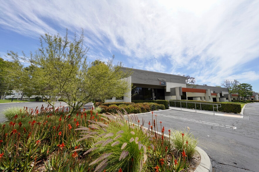 1200 Main St, Irvine, CA à louer - Photo principale - Image 1 de 18