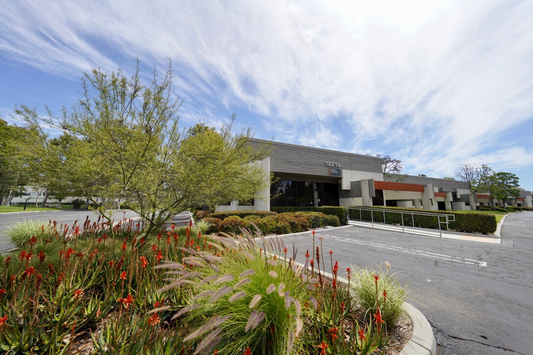 1200 Main St, Irvine, CA à louer Photo principale- Image 1 de 19