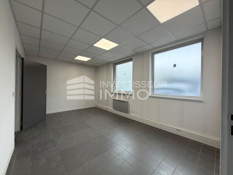 Flex in Champs Sur Marne for lease - Building Photo - Image 3 of 6