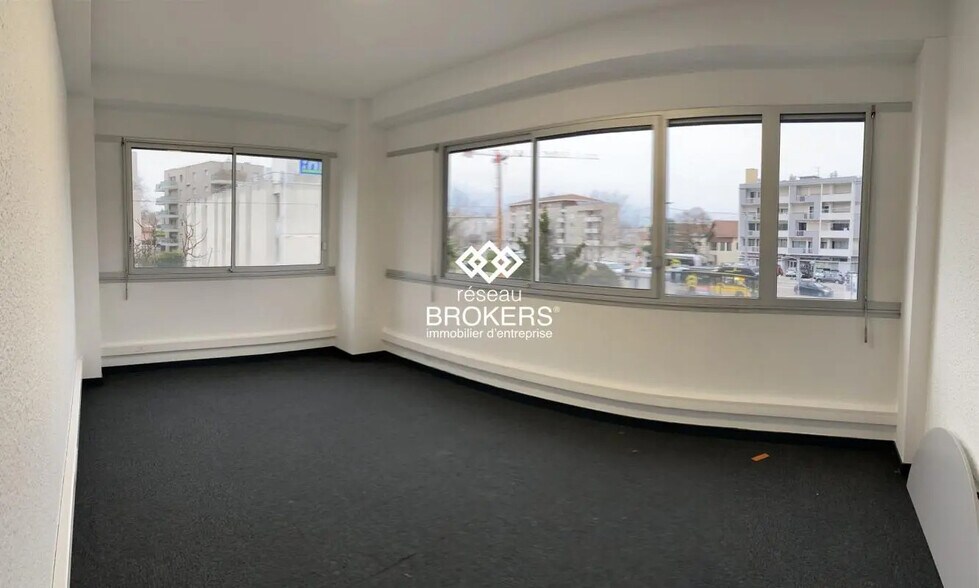 Office in Eybens for lease - Interior Photo - Image 2 of 11