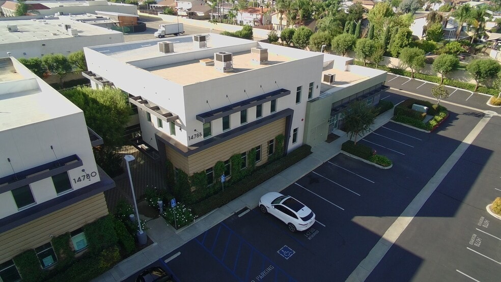 14788 Pipeline Ave, Chino Hills, CA à vendre - Photo du bâtiment - Image 3 de 12