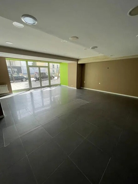 Commerce de détail dans Rueil-Malmaison à louer - Photo intérieure - Image 1 de 23