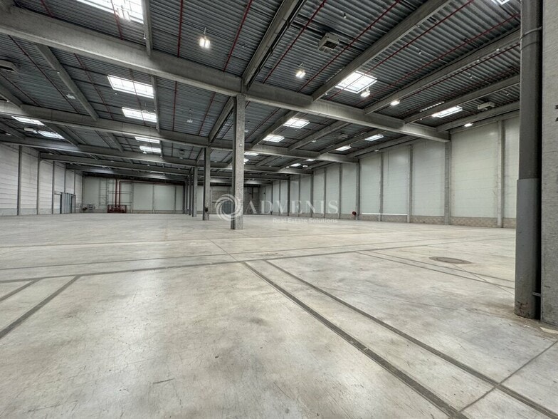 Industrial in Combs-la-Ville for lease - Building Photo - Image 2 of 7