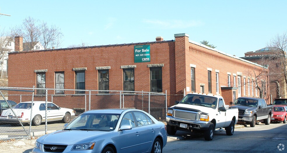 235-241 W Park St, Providence, RI à louer - Photo du bâtiment - Image 2 de 3