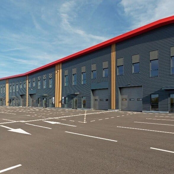 2 Avenue Denis Diderot, Élancourt for lease - Building Photo - Image 1 of 6