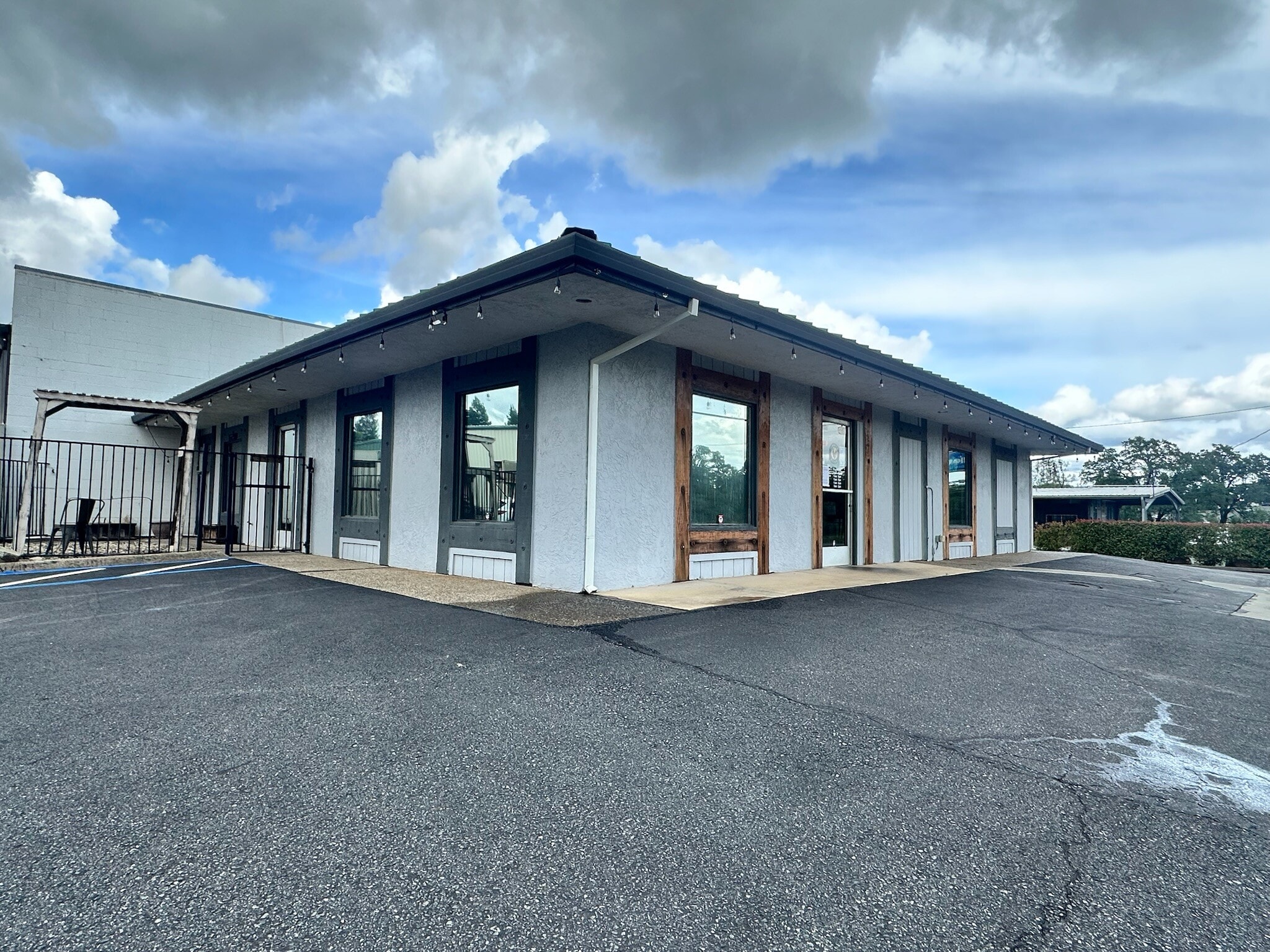 2704 Hartnell Ave, Redding, CA for lease Primary Photo- Image 1 of 8