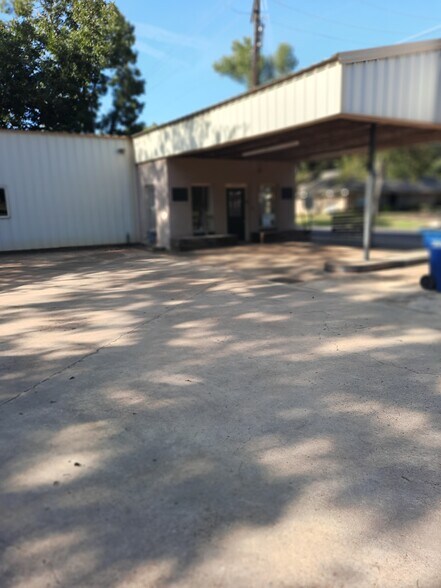 1124 E Houston Ave, Crockett, TX à vendre - Photo du bâtiment - Image 2 de 39